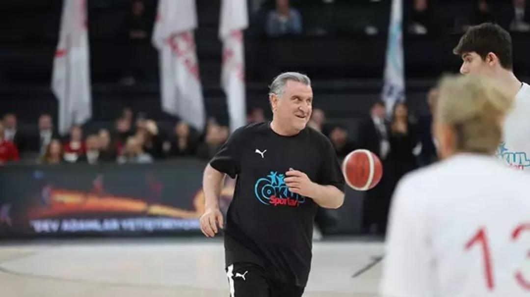 Spor Bakanı Osman Aşkın Bak, gösteri maçında parkeye çıktı! 1