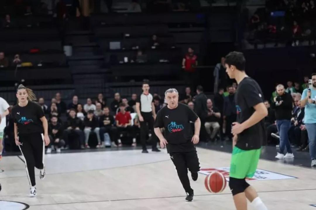 Spor Bakanı Osman Aşkın Bak, gösteri maçında parkeye çıktı! 2