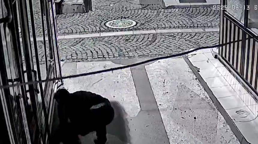 Camı beton kalıpla kırdı! İş yerindeki tablet ve cep telefonları çaldı