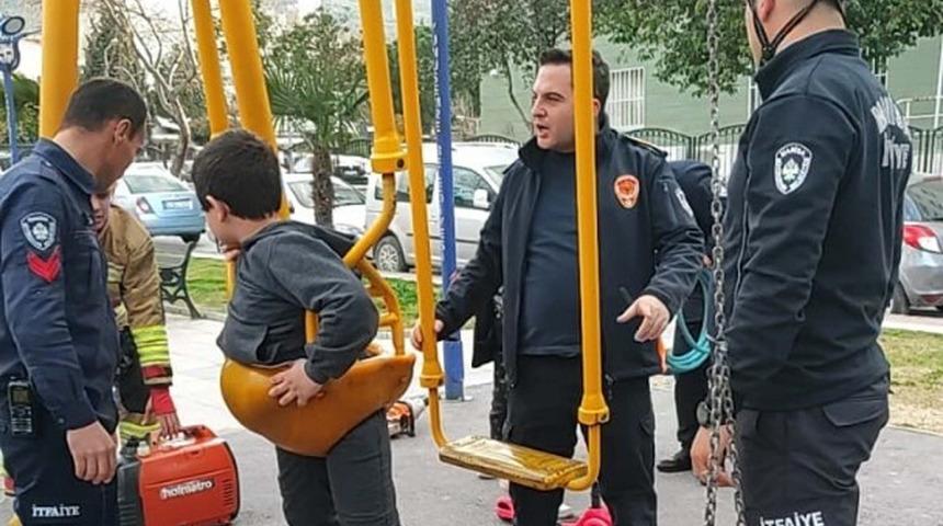 Ters oturduğu salıncakta sıkışan çocuğu itfaiye kurtardı