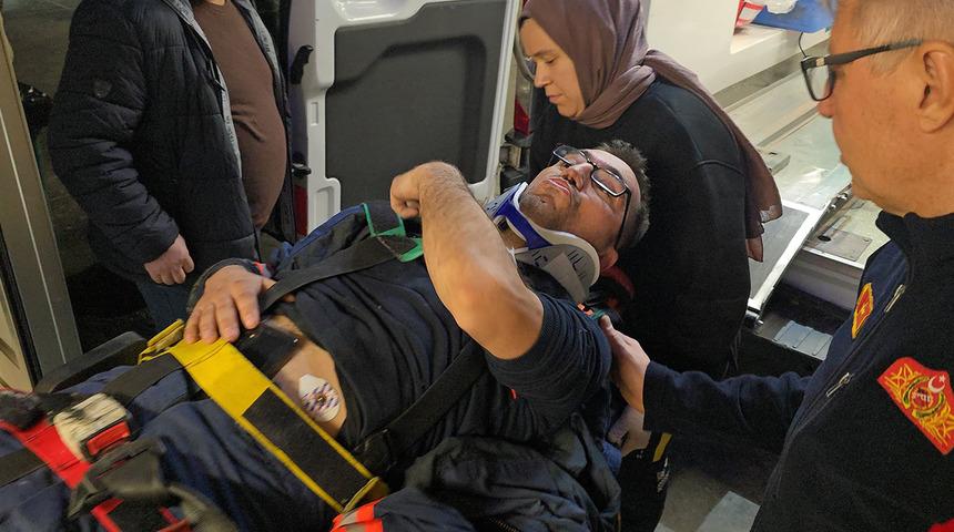 Çatı katında çıkan yangına müdahale eden itfaiye eri yaralandı