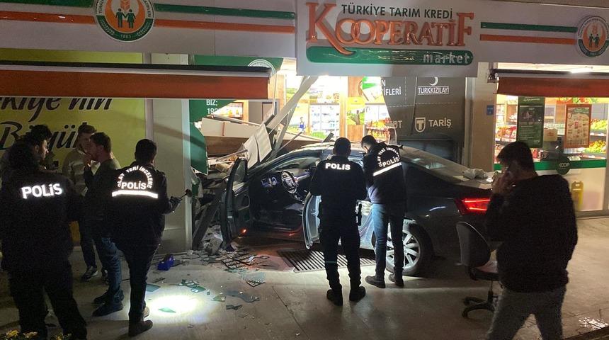 Kontrolden çıkan otomobil, kaldırımda yürüyenlere çarpıp markete daldı: 3 yaralı