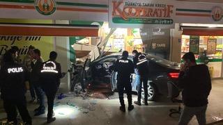 Kontrolden çıkan otomobil, kaldırımda yürüyenlere çarpıp markete daldı: 3 yaralı