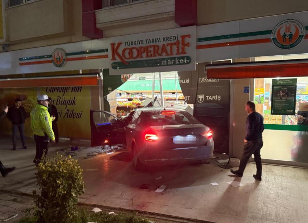 Kontrolden çıkan otomobil, kaldırımda yürüyenlere çarpıp markete daldı: 3 yaralı 1