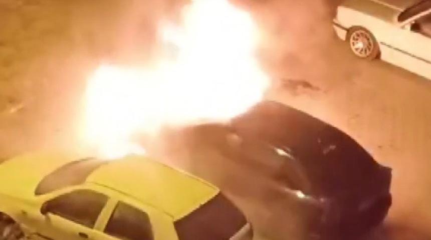 Erzincan’da korkutan yangın: Park halindeki otomobil alev aldı