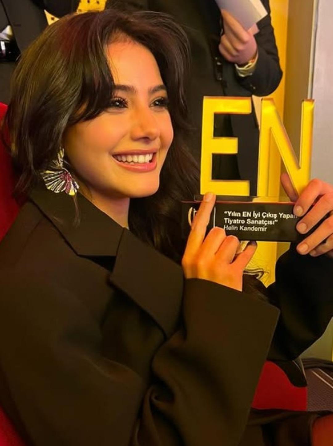 Şakir Paşa Ailesi nin Sümbül ü Helin Kandemir ödül törenine damga vurdu! Tarzıyla tam not aldı  3