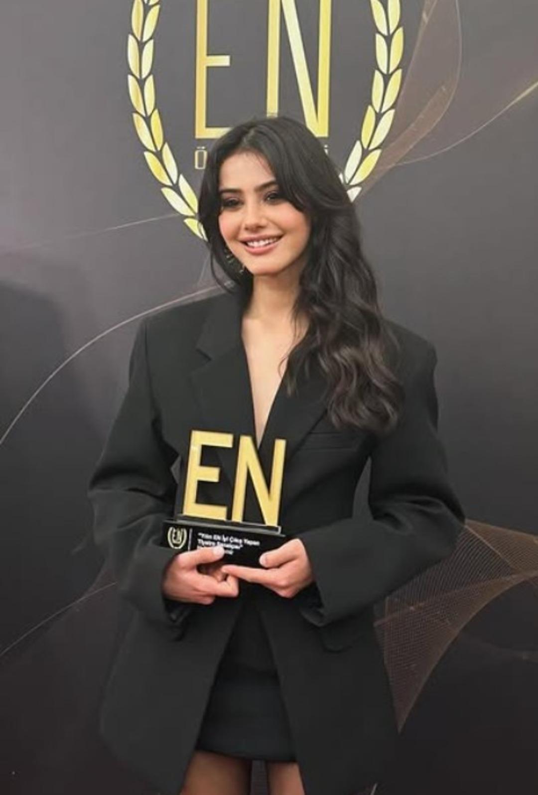 Şakir Paşa Ailesi nin Sümbül ü Helin Kandemir ödül törenine damga vurdu! Tarzıyla tam not aldı  1