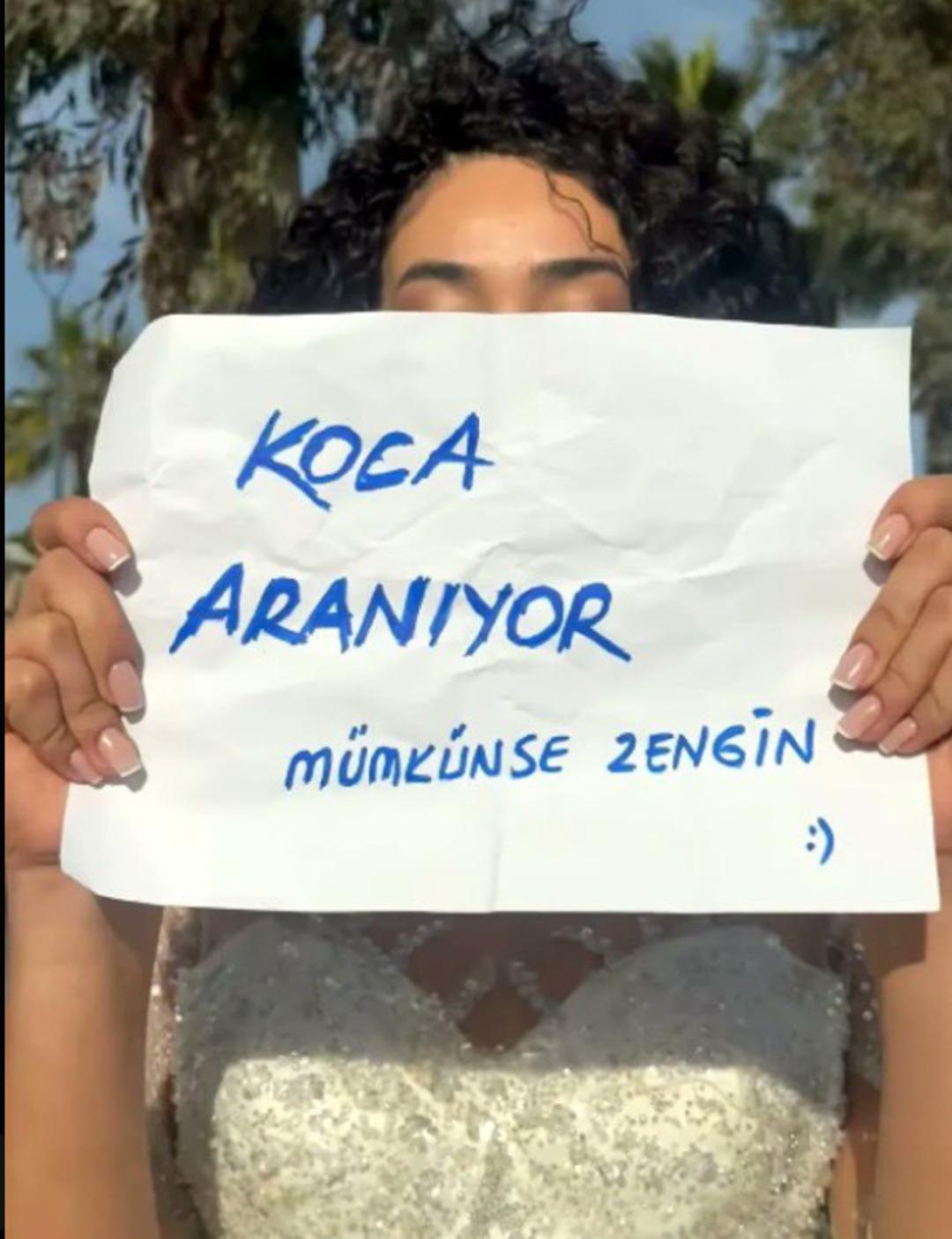 Protesto eder gibi koca aradı! Gelinliğini giyip sokağa çıktı... "Koca aranıyor, mümkünse zengin" pankartı ile dillere düştü 1