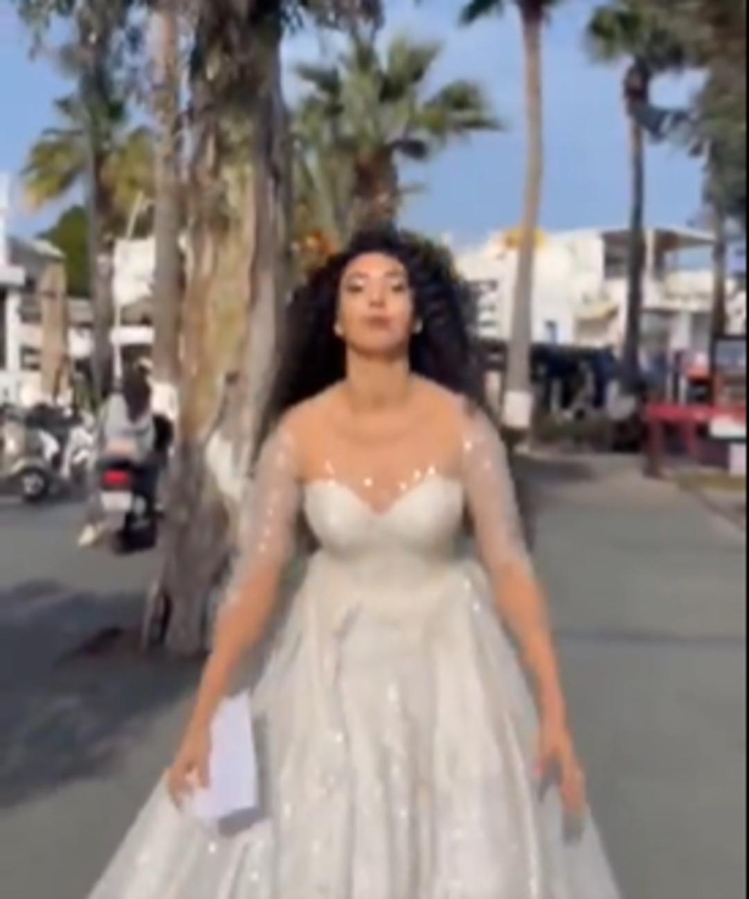 Protesto eder gibi koca aradı! Gelinliğini giyip sokağa çıktı... "Koca aranıyor, mümkünse zengin" pankartı ile dillere düştü 2