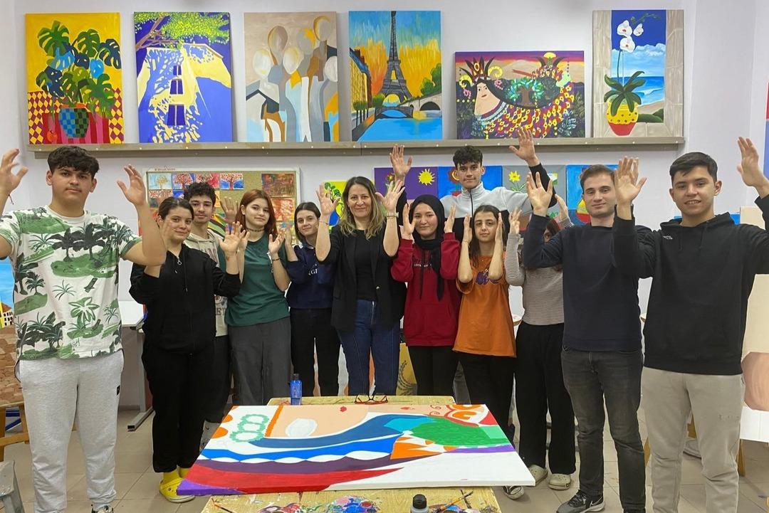 Sessiz dünyalara sanat dokunuşu… İşitme engelli öğrencilerin başarısı:  "Sınırsız hayal güçlerini yansıtıyorlar"  2