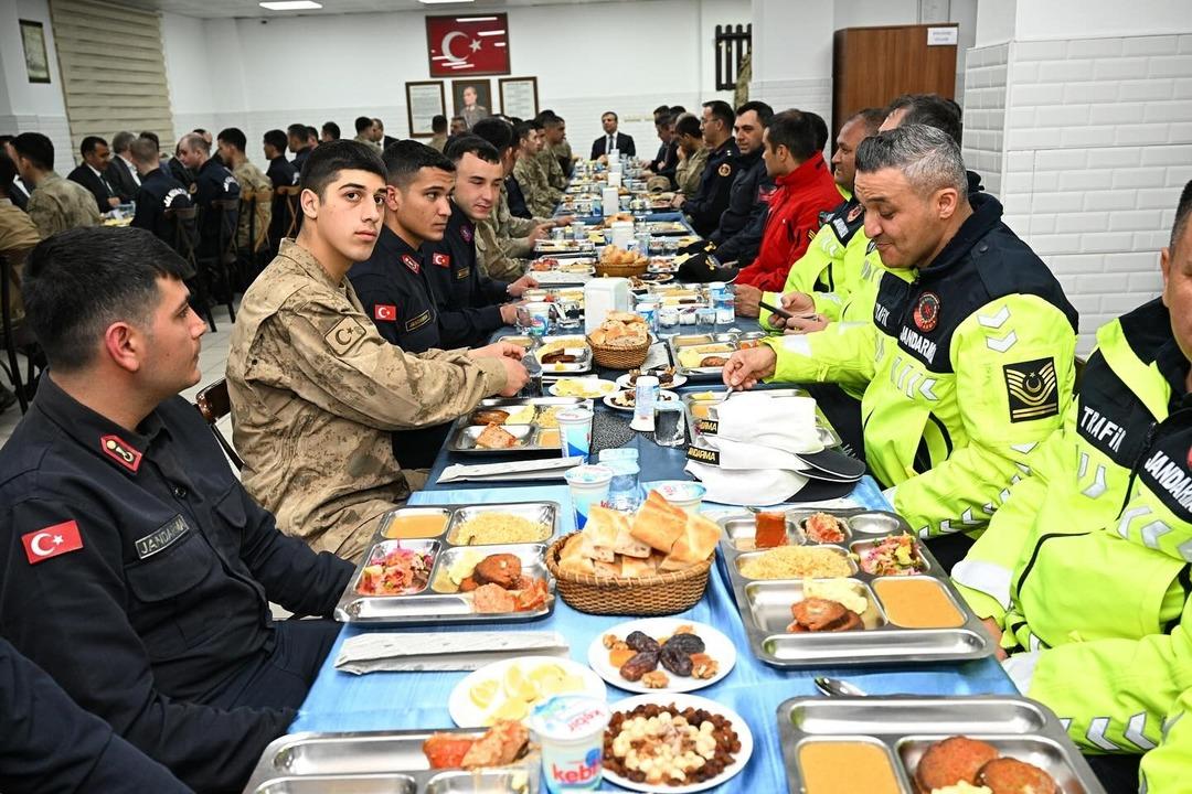 Erzurum’da Mehmetçiklerle birlikte iftar açtılar… 3