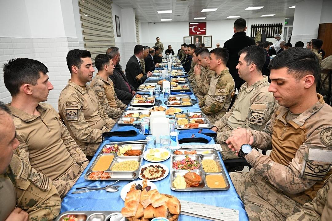 Erzurum’da Mehmetçiklerle birlikte iftar açtılar… 2
