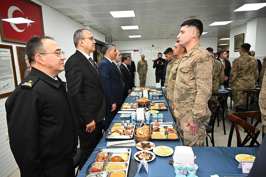 Erzurum’da Mehmetçiklerle birlikte iftar açtılar… 1