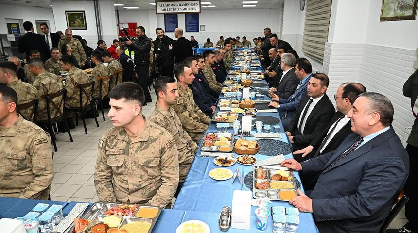 Erzurum’da Mehmetçiklerle birlikte iftar açtılar…