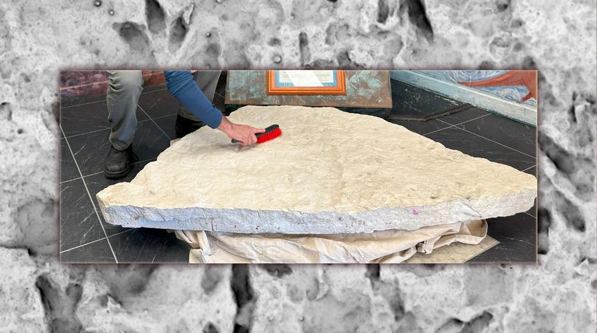 Milyonlarca yıllık iz! Okulun bahçesinde duran kayadan 66 ayrı dinazor ayak izi çıktı