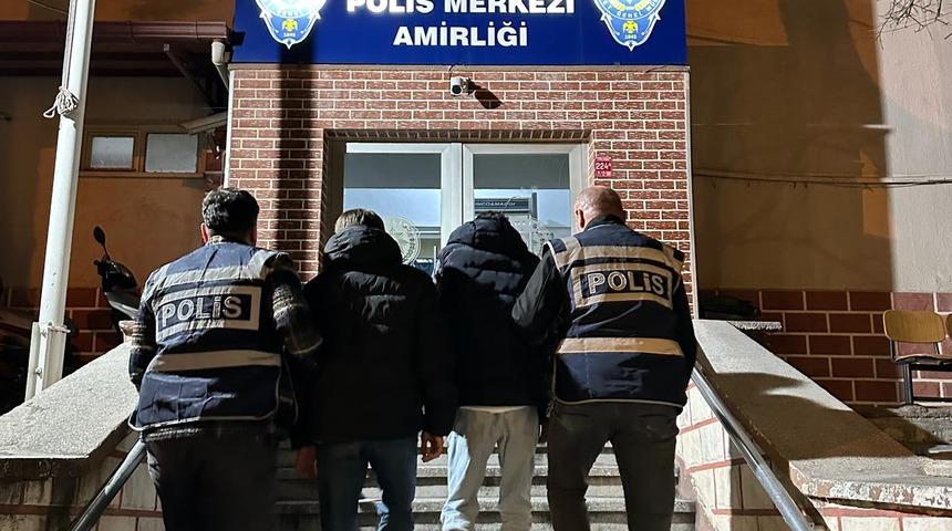 Balıkesir'de kendilerini emniyet müdürü olarak tanıtıp dolandırıcılık yapan 2 zanlı tutuklandı