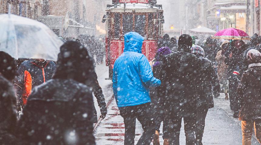 Kar yağışı ihtimali İstanbul’a geri dönüyor! Sıcaklıklar adeta çakılacak: 20 ile 30 derece arasında düşüşler bekleniyor…