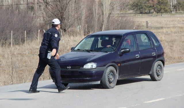 Yolda kalan vatandaşın imdadına polis yetişti