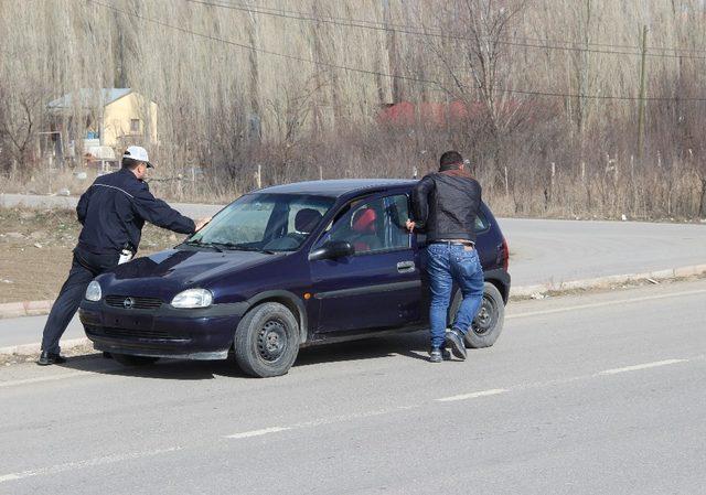 Yolda kalan vatandaşın imdadına polis yetişti