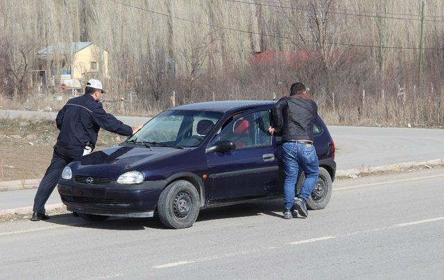 Yolda kalan vatandaşın imdadına polis yetişti