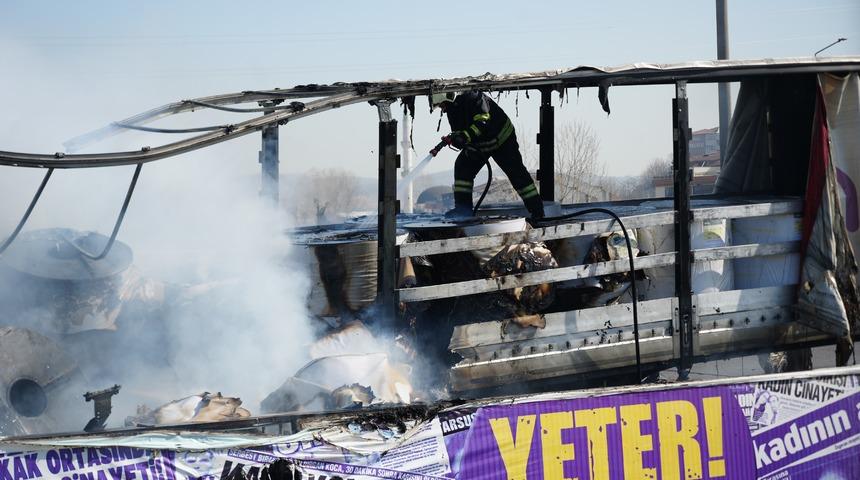 TEM'de lastiği patlayan tır alev alev yandı: Trafik kilitlendi