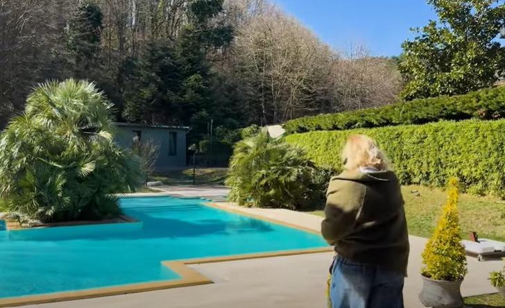 Semiramis Pekkan kız kardeşi Ajda Pekkan'ın ultra lüks villasını gezdirdi! 1,5 dönüm arazi üzerinde... İçinde yok yok  G2