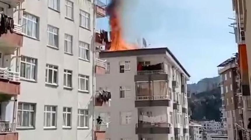Rize’de çatı yangını