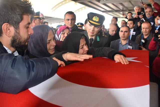 Helikopter şehidi yüzbaşı Karaman, İzmir'de son yolculuğuna uğurlandı