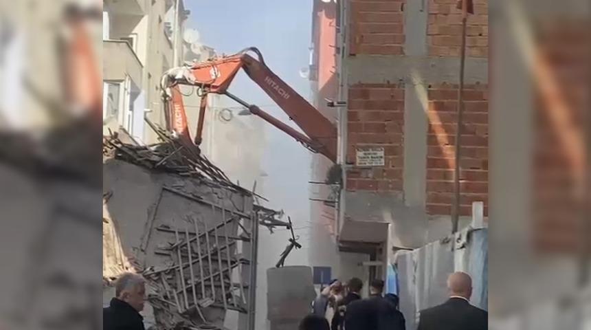 Esenler'de kontrollü yıkımı yapılan bina çöktü! 2 bina hasar gördü