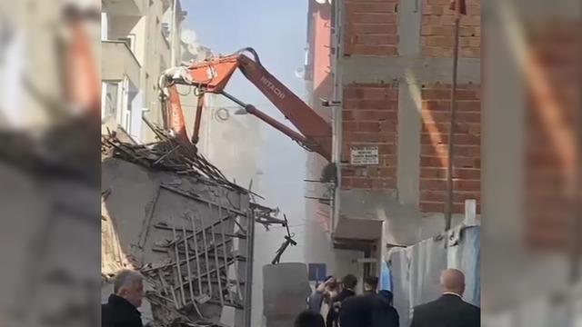 Esenler'de kontrollü yıkımı yapılan bina çöktü! 2 bina hasar gördü