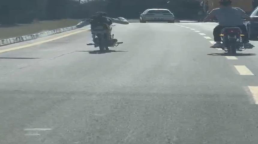 Yüzüstü uzanıp motosiklet kullanan 2 sürücüye para cezası