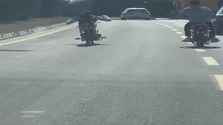 Yüzüstü uzanıp motosiklet kullanan 2 sürücüye para cezası