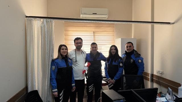 Şırnak emniyetinden 14 Mart Tıp Bayramında doktorlara karanfil