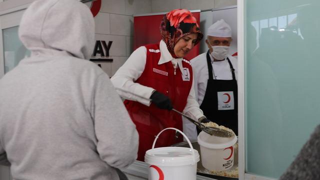 Türk Kızılay Başkanı Meriç Ankara'da yemek yapımı ve dağıtımına katıldı
