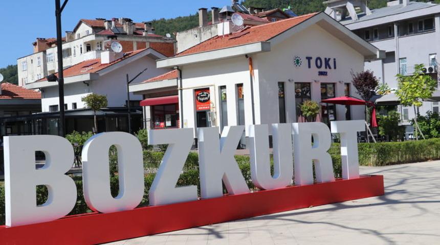 Çayın debisi yükselince iş makinesinin üzerinde mahsur kaldı