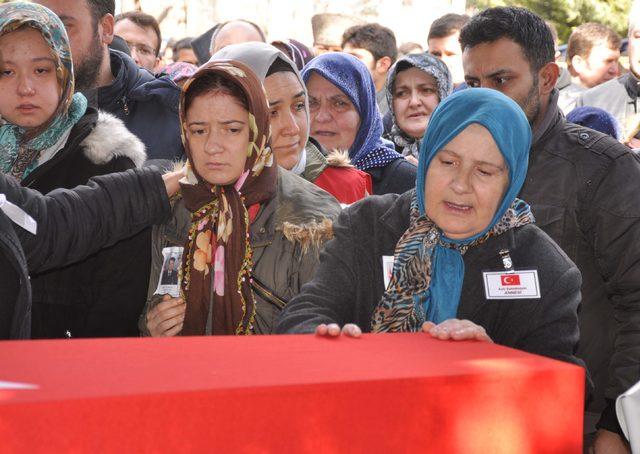 Oğlunu toprağa veren şehit annesi: Vazifesini yaptı, mutluyum