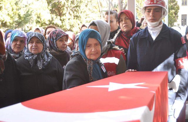 Oğlunu toprağa veren şehit annesi: Vazifesini yaptı, mutluyum