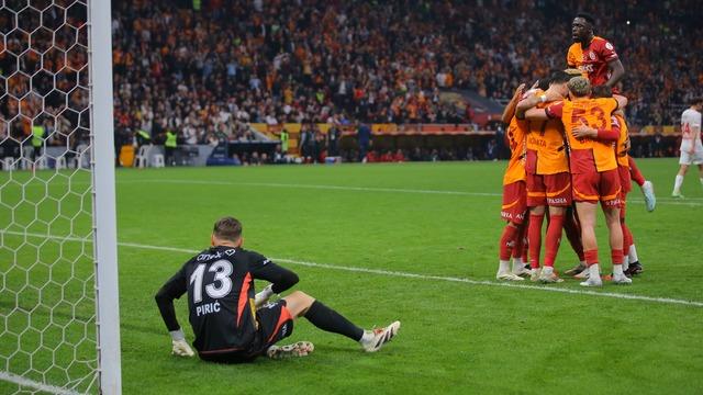 Cimbom'dan Beşiktaş derbisi öncesi hata yok! Galatasaray'da Osimhen hat-trick yaptı, Sarı-Kırmızılılar Antalyaspor'u 4-0 mağlup etti