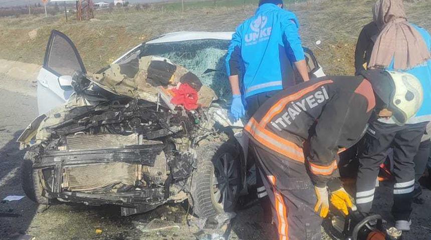 Malatya'da feci kaza! Otomobil, TIR'a çarptı: 3 ölü