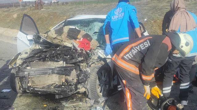Malatya'da feci kaza! Otomobil, TIR'a çarptı: 3 ölü