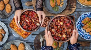 'Bug&uuml;n iftara misafirlerim var ne pişirsem?' diyenlere d&uuml;nya mutfağı ve geleneksel lezzetlerin birleştiği pratik tarifler: Ramazan'ın 15. g&uuml;n&uuml;ne &ouml;zel iftar men&uuml;s&uuml;