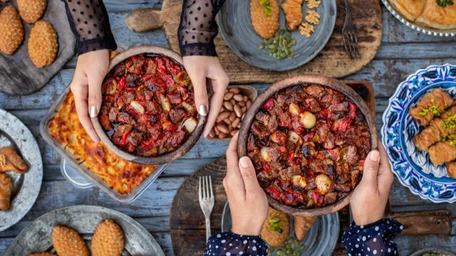 'Bugün iftara misafirlerim var ne pişirsem?' diyenlere dünya mutfağı ve geleneksel lezzetlerin birleştiği pratik tarifler: Ramazan'ın 15. gününe özel iftar menüsü
