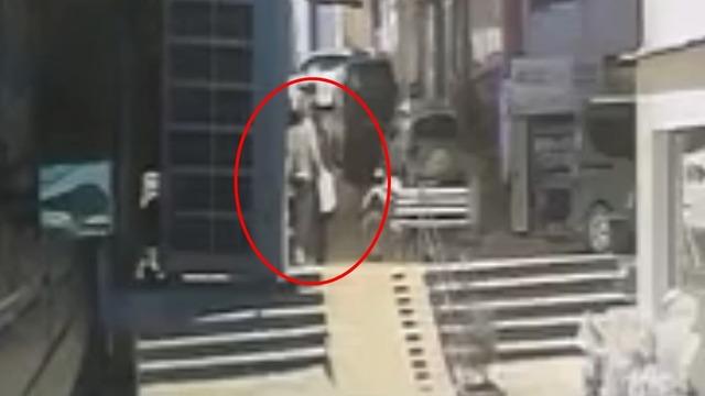 Korkunç anlar anbean kaydedildi... Tartıştığı kadını benzin döküp yakmaya çalıştı!