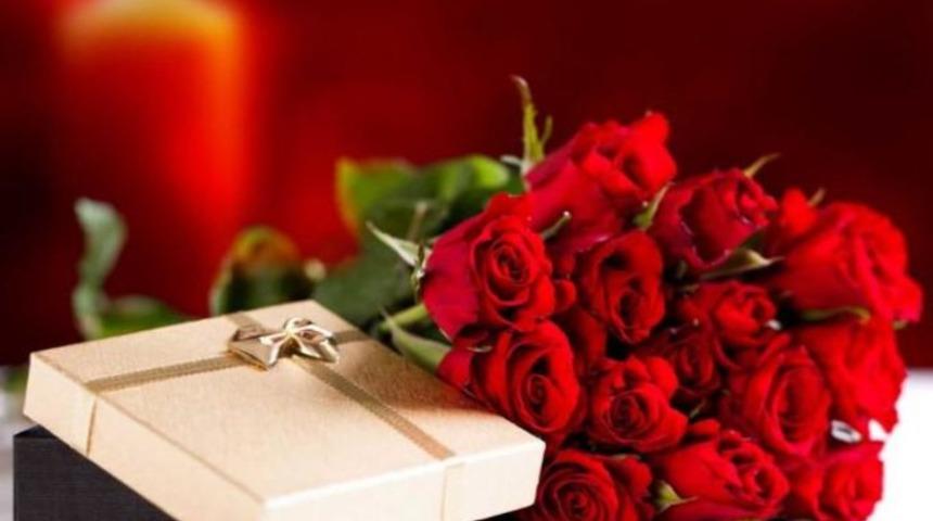 Sevgililer Günü mesajları, sözleri ve hediye fikirleri için son günler! 14 Şubat Sevgililer Günü haftanın hangi, gününe denk geliyor? 