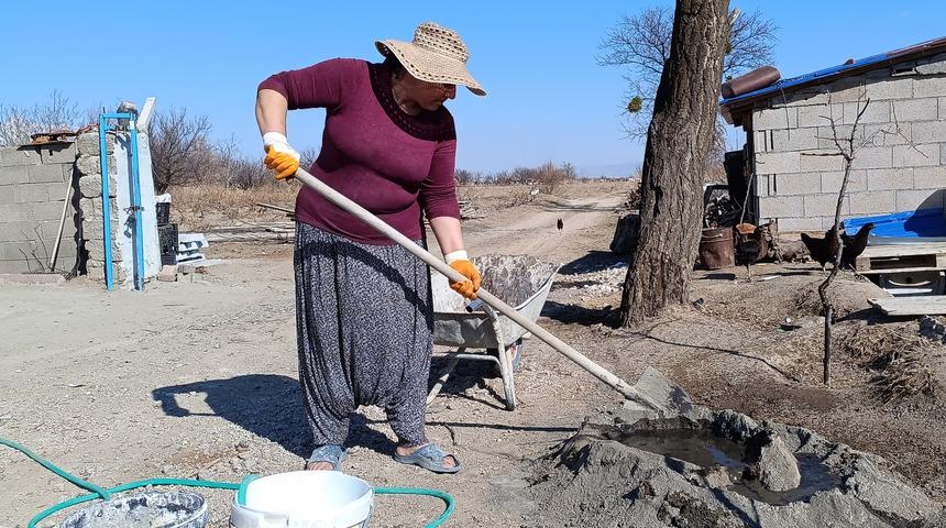 Kocasının düşmesi ile başladığı inşaat işçiliğinde usta oldu! Oğuz, "Harç karma ile başlayıp bugünlere geldik"