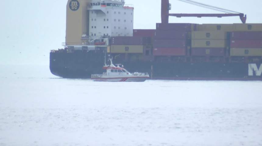 Bakırköy'de kargo gemisi karaya oturdu