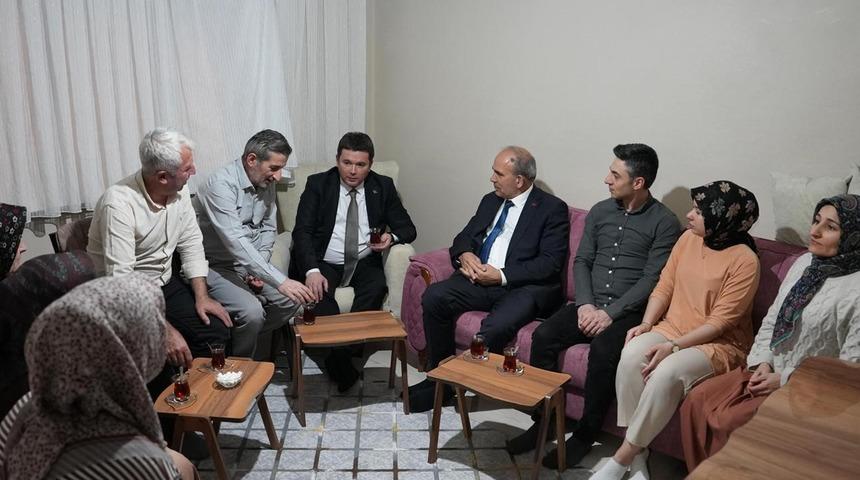 Belediye Başkanı Erkan Aydın bir ailenin iftarına konuk oldu: "Birlikte aynı sofrayı paylaşmak, bizler için çok kıymetli" 