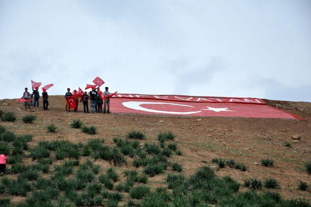 Sınırdaki en yüksek tepeye dev Türk bayrağı