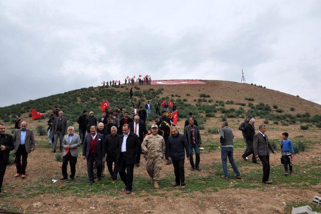 Sınırdaki en yüksek tepeye dev Türk bayrağı