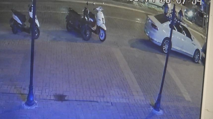 Sokak ortasında tartıştığı kişiyi bıçaklayıp kaçtı